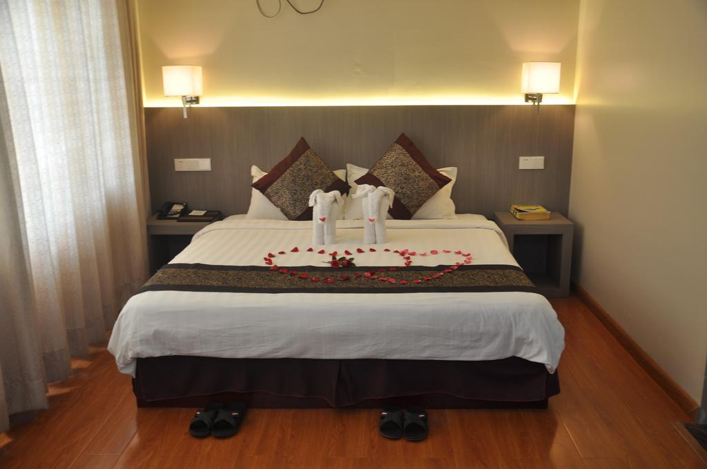 Golden Hill Hotel - Lashio Екстер'єр фото